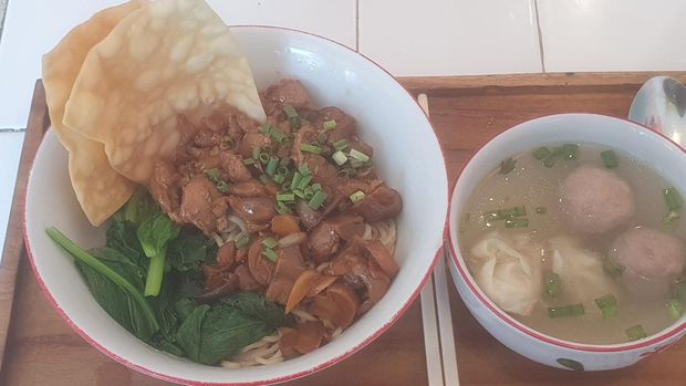 Mie Ayam Jamur Komplit di Sajiwa by bu Cici. (Ronatal Siahaan/detikBali)