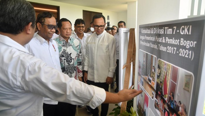 Momen Mahfud dan Tito Hadiri Peresmian GKI Yasmin Bogor Menko Polhukam Mahfud MD (kedua kanan) bersama Mendagri Tito Karnavian (tengah), Ketua Komnas HAM Atnike Nova Sigiro (kedua kiri), Wali Kota Bogor Bima Arya (kanan) dan Sekretaris Umum Badan Pekerja Majelis Sinode Gereja Kristen Indonesia (GKI) Pendeta Suhud Setyowardono (kiri) meresmikan Gedung Gereja GKI Pengadilan Pos Bogor Barat di jalan KH Abdullah bin Nuh, Kota Bogor, Jawa Barat, Minggu (9/4/2023). Setelah 15 tahun dalam sengketa, GKI Pengadilan atau GKI Yasmin, Kota Bogor akhirnya diresmikan penggunaannya untuk beribadah sekaligus bertepatan dengan Hari Paskah. ANTARA FOTO/Arif Firmansyah/nz