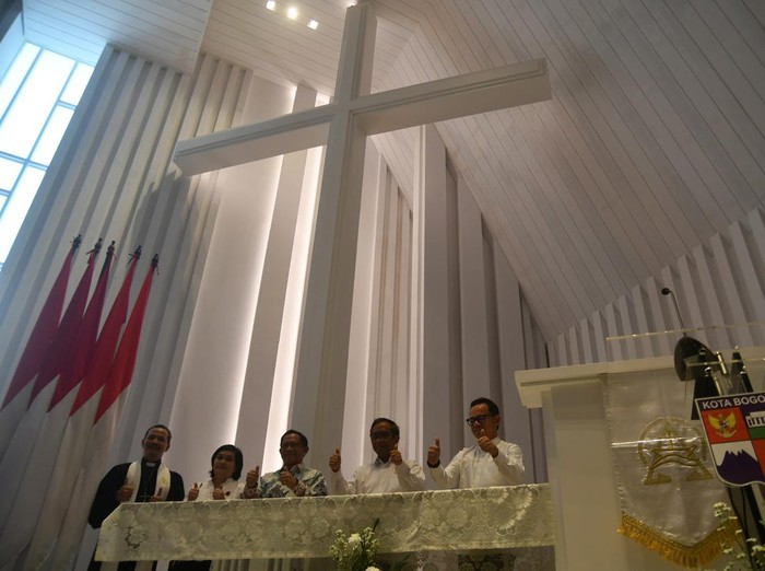 Menko Polhukam Mahfud MD (kedua kanan) bersama Mendagri Tito Karnavian (tengah), Ketua Komnas HAM Atnike Nova Sigiro (kedua kiri), Wali Kota Bogor Bima Arya (kanan) dan Sekretaris Umum Badan Pekerja Majelis Sinode Gereja Kristen Indonesia (GKI) Pendeta Suhud Setyowardono (kiri) meresmikan Gedung Gereja GKI Pengadilan Pos Bogor Barat di jalan KH Abdullah bin Nuh, Kota Bogor, Jawa Barat, Minggu (9/4/2023). Setelah 15 tahun dalam sengketa, GKI Pengadilan atau GKI Yasmin, Kota Bogor akhirnya diresmikan penggunaannya untuk beribadah sekaligus bertepatan dengan Hari Paskah. ANTARA FOTO/Arif Firmansyah/nz