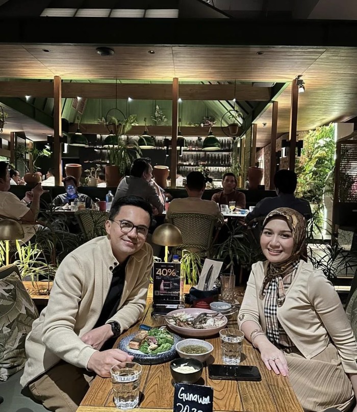 Mulai Go Public, Sahrul Gunawan Ajak Kekasih Baru dan Anaknya Makan Mulai Go Public, Sahrul Gunawan Ajak Kekasih Baru dan Anaknya Makan