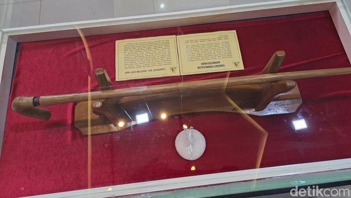 Museum KH Hasyim Asyari yang menyimpan sejumlah koleksi. Salah satunya tongkat milik pendiri NU tersebut.