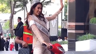 Foto Finalis Miss Thailand Viral Naik Ojek karena Takut Telat, Nyetir Sendiri