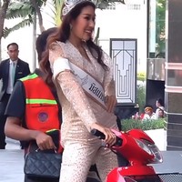 Berbagai media melaporkan bahwa Ninew terpaksa datang dengan motor untuk mengejar waktu. Karena takut telat, ia disebut menyewa jasa ojek online agar bisa cepat sampai. Lihat videonya di sini.Foto: Instagram