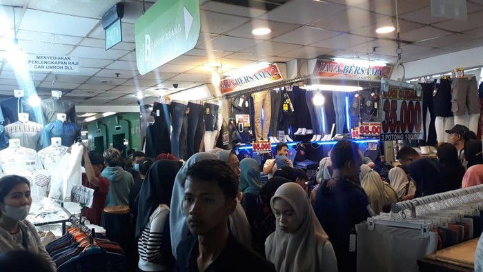 Padatnya Pasar Tanah Abang