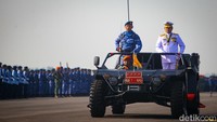 Panglima TNI Laksamana Yudo Margono mengecek pasukan dalam upacara HUT ke-77 TNI AU di Lanud Halim Perdanakusuma, Jakarta, Minggu (9/4/2023).
