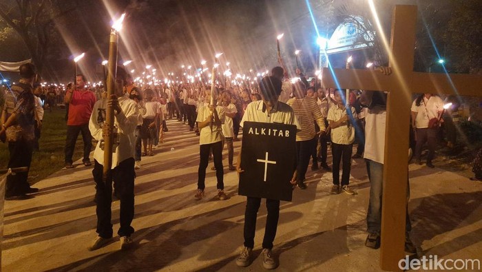 Pawai obor umat Kristriani di Medan dalam merayakan Hari Paskah. (Raja Malo Sinaga/detikSumut)