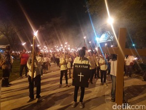 Hari Paskah, Umat Kristiani di Medan Gelar Pawai Obor Subuh