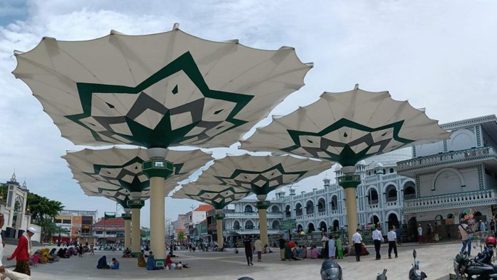 Payung Madinah mengembang sempurna/