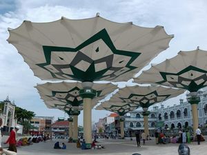 Sempat Tersangkut, Payung Madinah Kota Pasuruan Mengembang Sempurna