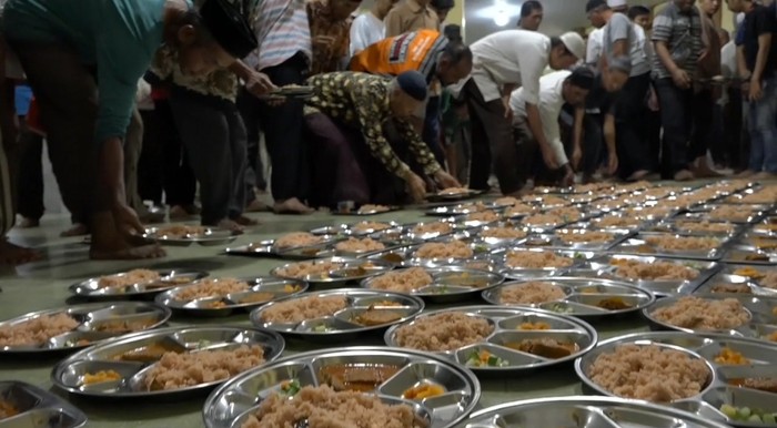 Pembagian nasi minyak kari kambing di masjid Jambi untuk menu berbuka puasa