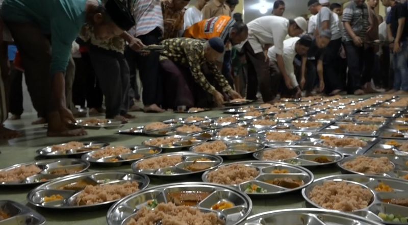 Pembagian nasi minyak kari kambing di masjid Jambi untuk menu berbuka puasa