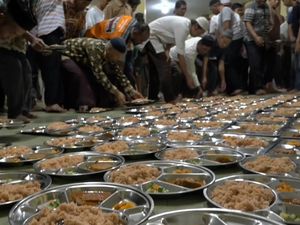 Buka Bersama dengan Nasi Minyak Kari Kambing di Masjid Jambi