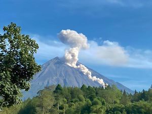 Semeru Muntahkan Guguran Awan Panas Sejauh 1,5 Km