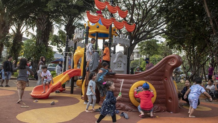 Sejumlah bocah bermain di Taman Kota Waduk Pluit, Jakarta Utara, Minggu (9/4/2023). Pemerintah Kota (Pemkot) Jakut akan melakukan penataan terhadap 31 kawasan yang terlihat semrawut sehingga kembali sesuai dengan fungsinya, diantaranya Taman Segitiga, Waduk Rawa Badak dan kawasan Taman Kota Waduk Pluit pada tahun 2023. ANTARA FOTO/Muhammad Adimaja/nz
