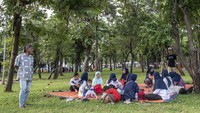 Warga beraktivitas sambil menunggu berbuka puasa di Taman Kota Waduk Pluit, Jakarta Utara, Minggu (9/4/2023).