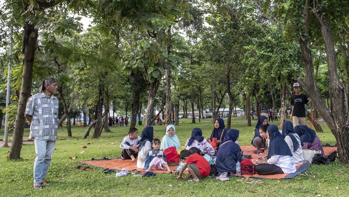 Sejumlah bocah bermain di Taman Kota Waduk Pluit, Jakarta Utara, Minggu (9/4/2023). Pemerintah Kota (Pemkot) Jakut akan melakukan penataan terhadap 31 kawasan yang terlihat semrawut sehingga kembali sesuai dengan fungsinya, diantaranya Taman Segitiga, Waduk Rawa Badak dan kawasan Taman Kota Waduk Pluit pada tahun 2023. ANTARA FOTO/Muhammad Adimaja/nz