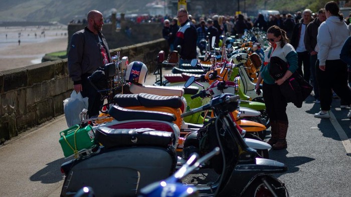 Komunitas reli skuter Scarborough Easter National merayakan hari paskah di Scarborough, Inggris. Komunitas ini terdiri dari penggemar skuter di berbagai negara.