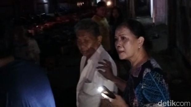 Penghuni ruko terbakar di Kota Probolinggo yang berhasil lolos setelah lompat ke atap rumah sebelah