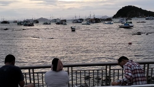 Pengunjung menikmati takjil buka puasa dengan pemandangan laut di Labuan Bajo, Kabupaten Manggarai Barat, Nusa Tenggara Timur (NTT), Minggu (9/4/2023).