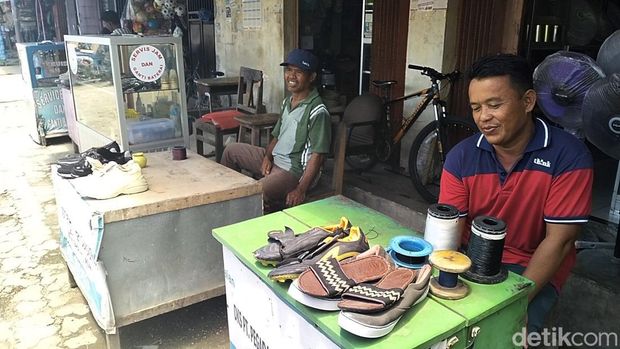 Penjahit sepatu dan sendal di Polman kebanjiran orderan jelang Idul Fitri.