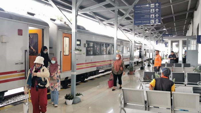 Penumpang saat berada di Stasiun Kereta Api Medan. (Foto: Istimewa)