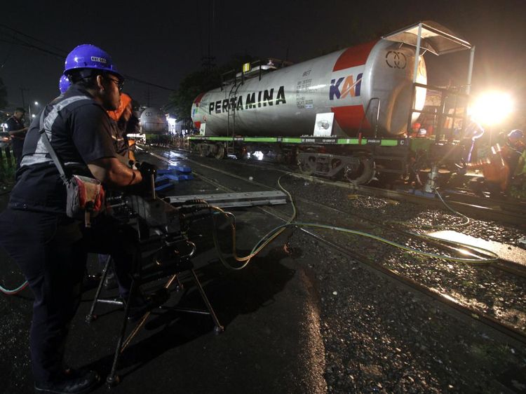 Potret Evakuasi Gerbong KA BBM yang Anjlok di Sidoarjo