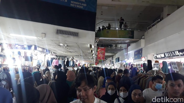 Potret Pengunjung Pasar Tanah Abang yang Rela Berdesakan Demi Beli Baju Lebaran Kurang dari 2 minggu menjelang Hari Raya Idul Fitri 1444 H, Pasar Tanah Abang dipenuhi pengunjung. Para pengunjung tampak saling berdesak-desakan hingga sulit untuk berjalan.