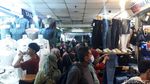 Pengunjung Pasar Tanah Abang Rela Berdesakan Demi Beli Baju Lebaran