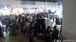 Pengunjung Pasar Tanah Abang Rela Berdesakan Demi Beli Baju Lebaran