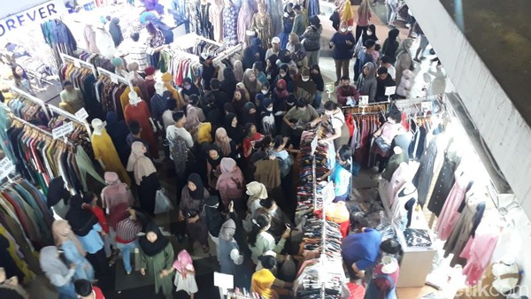 Pengunjung Pasar Tanah Abang Rela Berdesakan Demi Beli Baju Lebaran