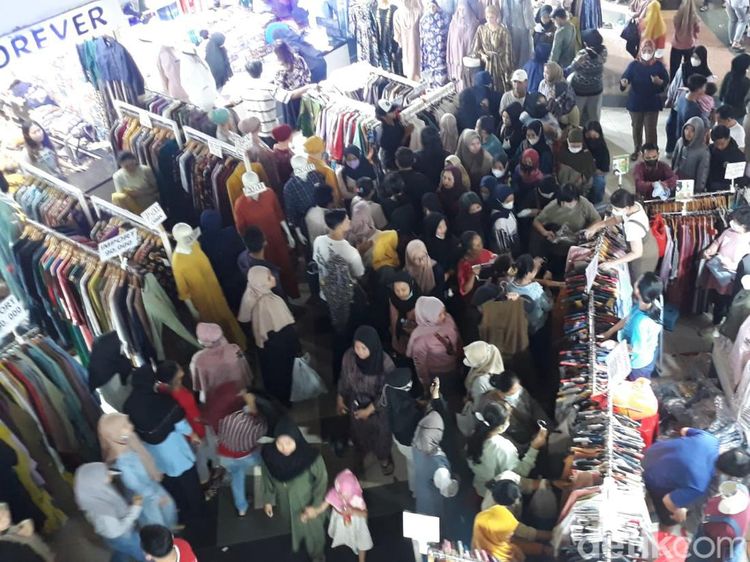 Pengunjung Pasar Tanah Abang Rela Berdesakan Demi Beli Baju Lebaran