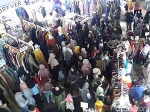 Ramadan Pertama Lepas Pandemi, Pasar Tanah Abang Diserbu Pembeli Lagi