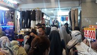 Saat berkeliling, para penjual terdengar saling sahut-menyahut menawarkan dagangannya. Mereka bahkan membujuk para pengunjung dengan memberikan potongan harga.