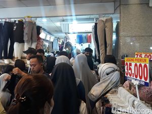 Pasar Tanah Abang Dipadati Warga Jelang Lebaran, Lalu Lintas Stuck
