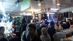 Pengunjung Pasar Tanah Abang Rela Berdesakan Demi Beli Baju Lebaran