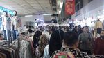 Pengunjung Pasar Tanah Abang Rela Berdesakan Demi Beli Baju Lebaran