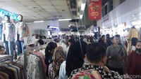 Proses tawar menawar pun banyak terjadi antara calon pembeli dengan para pedagang di depan-depan toko. 