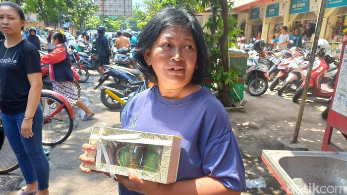 Presiden Joko Widodo (Jokowi) dan cucunya, Jan Ethes memberikan bantuan kepada sejumlah pedagang, tukang parkir, dan tukang becak di Solo, Minggu (9/4/2023). Presiden Joko Widodo (Jokowi) dan cucunya, Jan Ethes memberikan bantuan kepada sejumlah pedagang, tukang parkir, dan tukang becak di Solo, Minggu (9/4/2023).