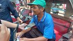 Potret Jokowi dan Jan Ethes Bagi-bagi Duit-Bingkisan di Pasar Solo