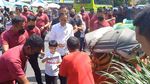 Potret Jokowi dan Jan Ethes Bagi-bagi Duit-Bingkisan di Pasar Solo