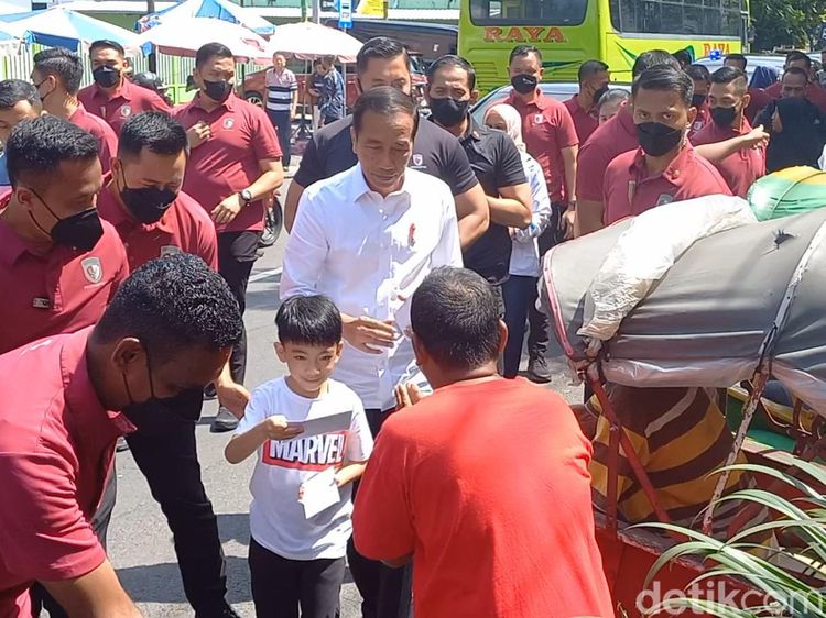Potret Jokowi dan Jan Ethes Bagi-bagi Duit-Bingkisan di Pasar Solo