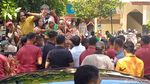 Potret Jokowi dan Jan Ethes Bagi-bagi Duit-Bingkisan di Pasar Solo
