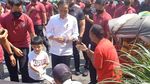 Potret Jokowi dan Jan Ethes Bagi-bagi Duit-Bingkisan di Pasar Solo