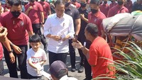 Saat memberikan bantuan, Jokowi juga ditemani Ibu Negara, Iriana Jokowo. Lokasi pertama yang dituju adalah Pasar Kembang. Rombongan tiba pukul 09.55 WIB. Foto: Agil Trisetiawan Putra/detikJateng 