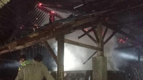 Proses pemadaman api di gudang kelapa sekaligus pembuatan kopra di Banjar Suraberata, Desa Lalanglinggah, Kecamatan Selemadeg Barat, Tabanan, Sabtu (8/4/2023) malam. (istimewa)