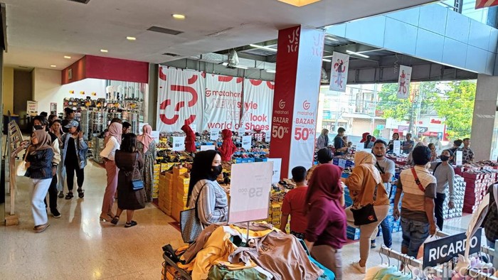 Pusat perbelanjaan di Blitar ramai pengunjung