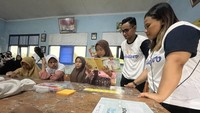 Program Berkarya Bercerita dibuka dengan aktivitas membaca cerita bersama. Didampingi oleh kelompok relawan, para siswa secara bergantian diminta untuk membacakan satu paragraf bagian cerita di depan teman-temannya.