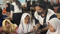 Selanjutnya, siswa juga diajak untuk mengenal berbagai profesi melalui kegiatan bermain peran. Siswa diperkenankan untuk mencoba berbagai alat-alat yang dipakai dalam keseharian profesi perawat, apoteker, hingga dokter. Aktivitas ini diharapkan dapat menambah motivasi belajar siswa untuk meraih cita-citanya.