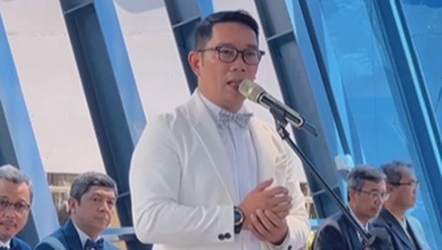 Ridwan Kamil menghadiri Wisuda Almarhum Eril dan mewakili prosesi Wisuda di Institut Teknologi Bandung pada Sabtu (8/4/2023). (Tangkapan Layar Instagram @ridwankamil)