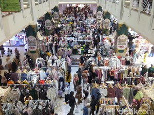 Warga Surabaya Sesaki Mal Jelang Lebaran, Tenan Pakaian Jadi Serbuan Belanja